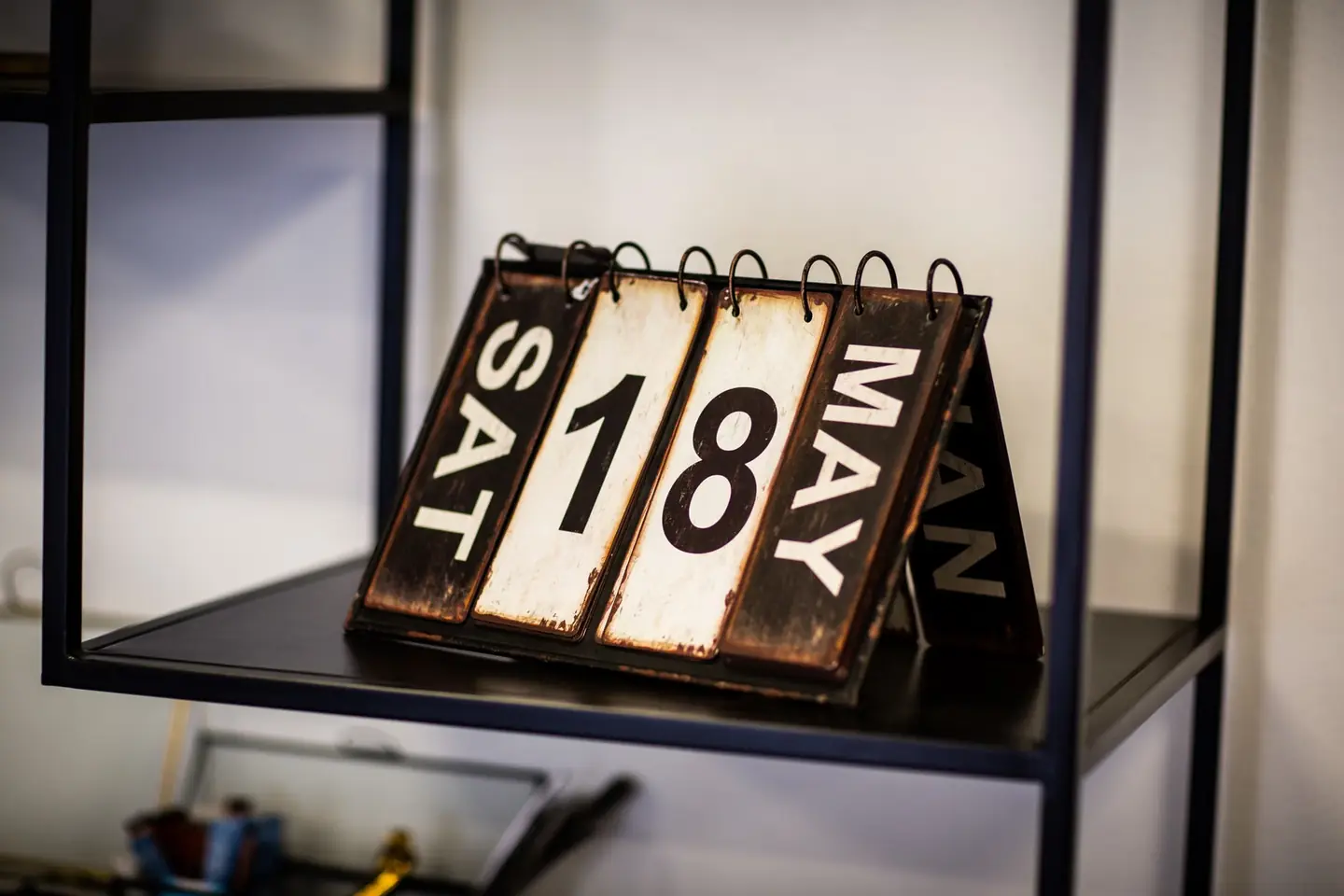 Imagen de un old calendar date relacionada con por qué el martes 13 da mala suerte en España