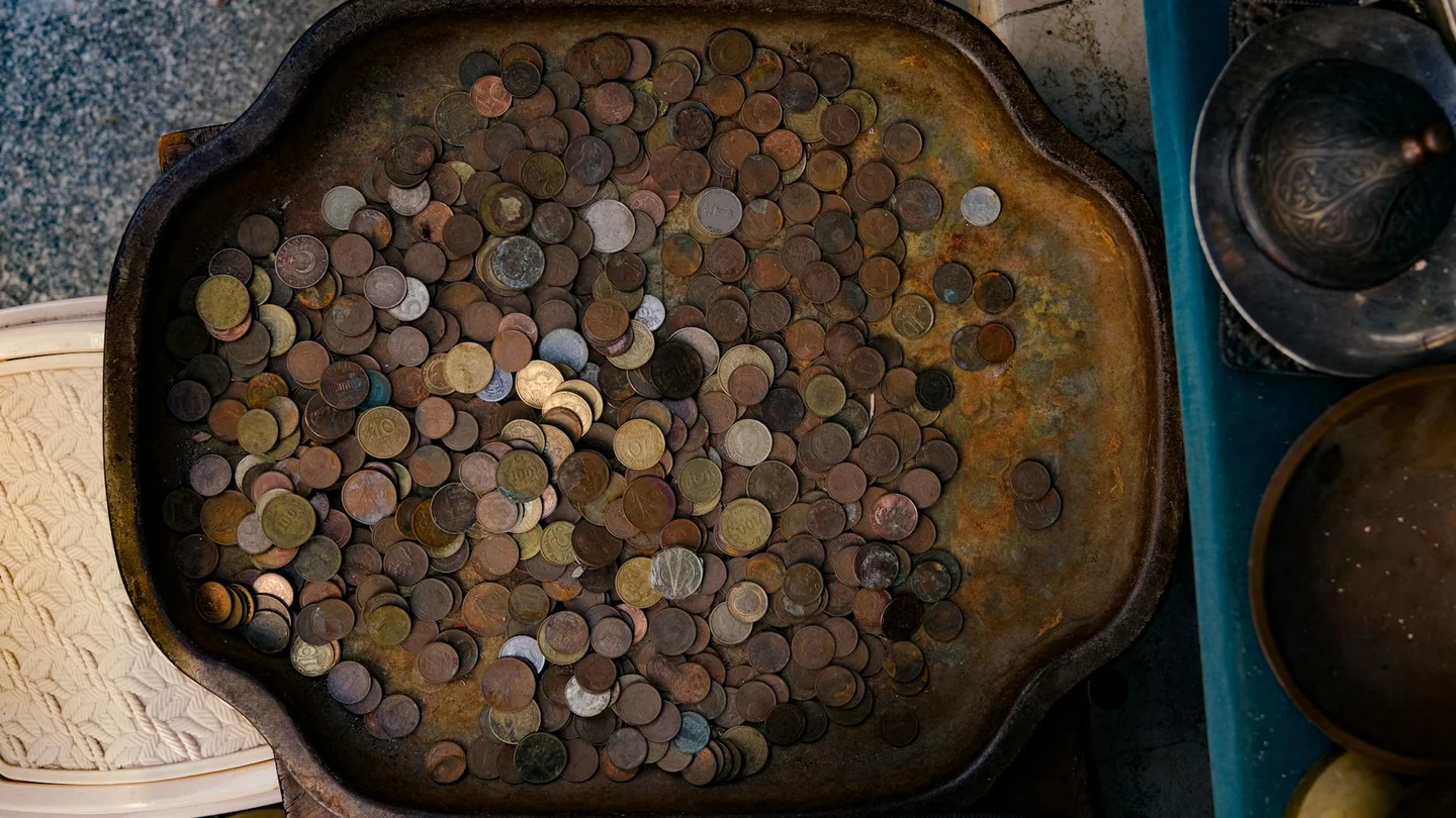 Monedas antiguas en la arena relacionadas con por qué aparecen monedas antiguas en playas y ríos