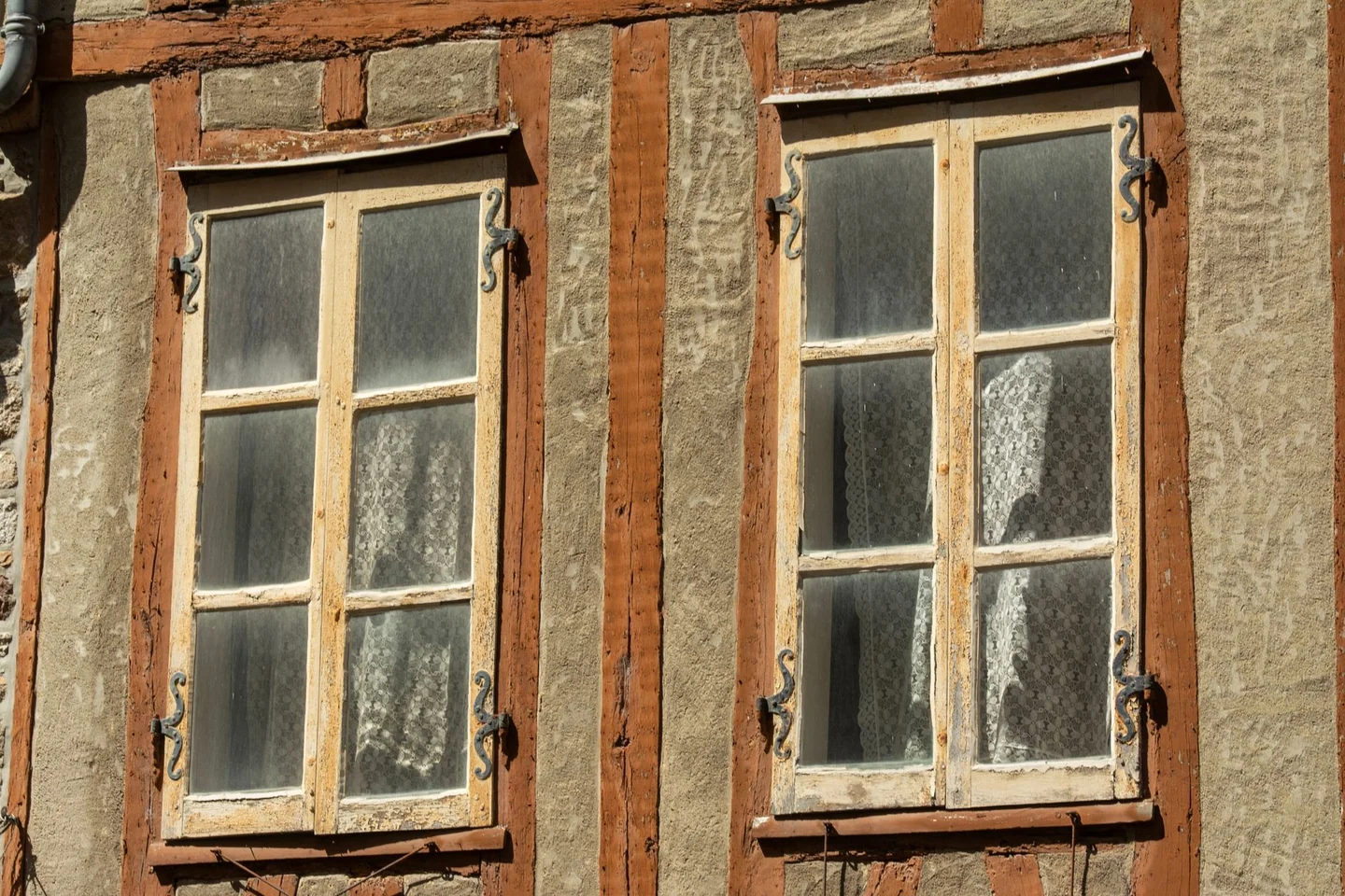Foto de un old window frame para ilustrar cómo saber si necesitas cambiar ventanas antes del calor en una vivienda antes del verano.