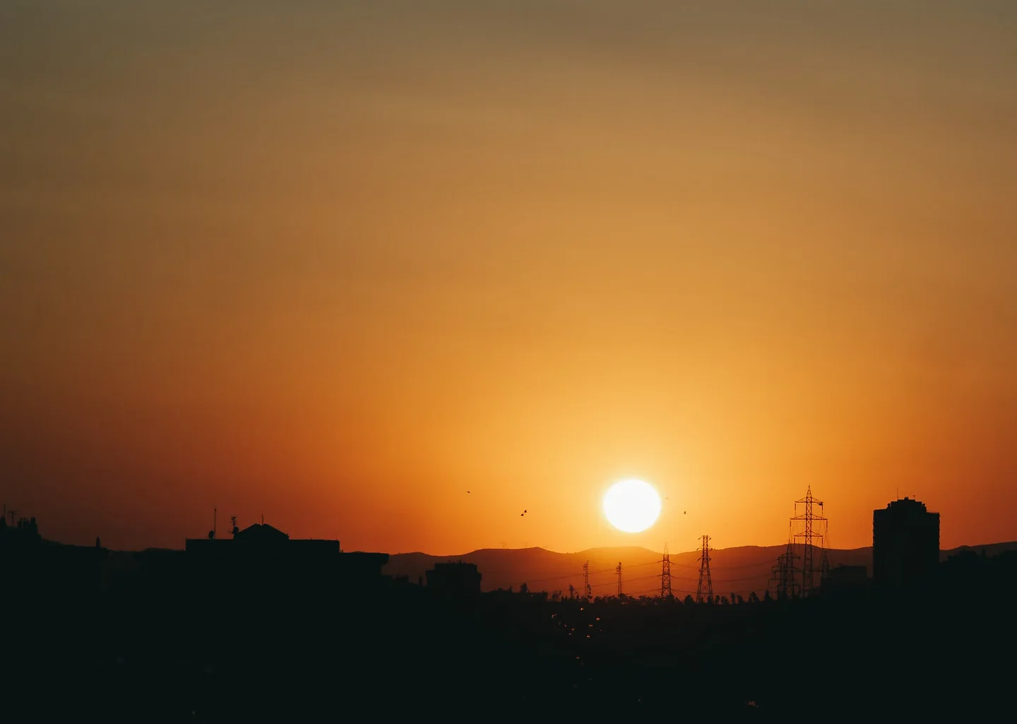 Imagen de un cielo naranja al atardecer para ilustrar por qué el cielo se vuelve naranja al atardecer.