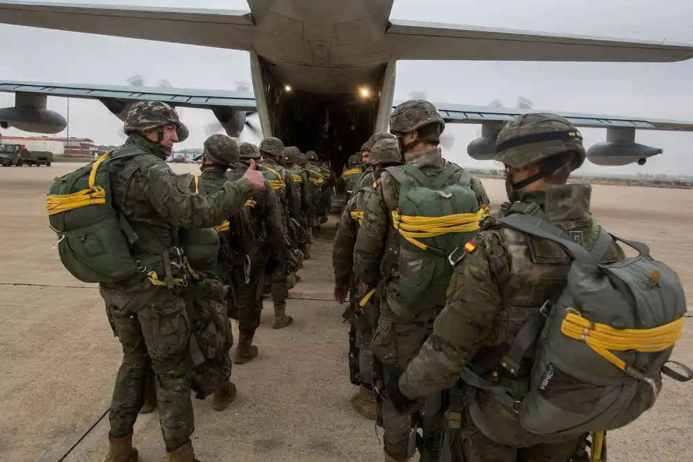 paracaidistas españoles suben al avion