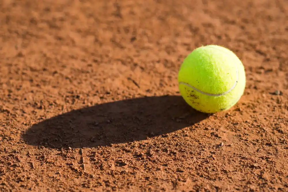 pelota tennis en campo