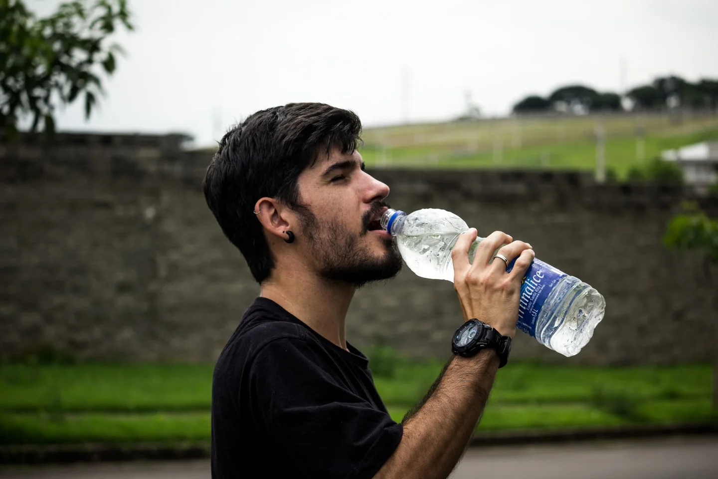 Persona bebiendo agua para ilustrar por qué el calor da sueño y cansancio en un día caluroso.