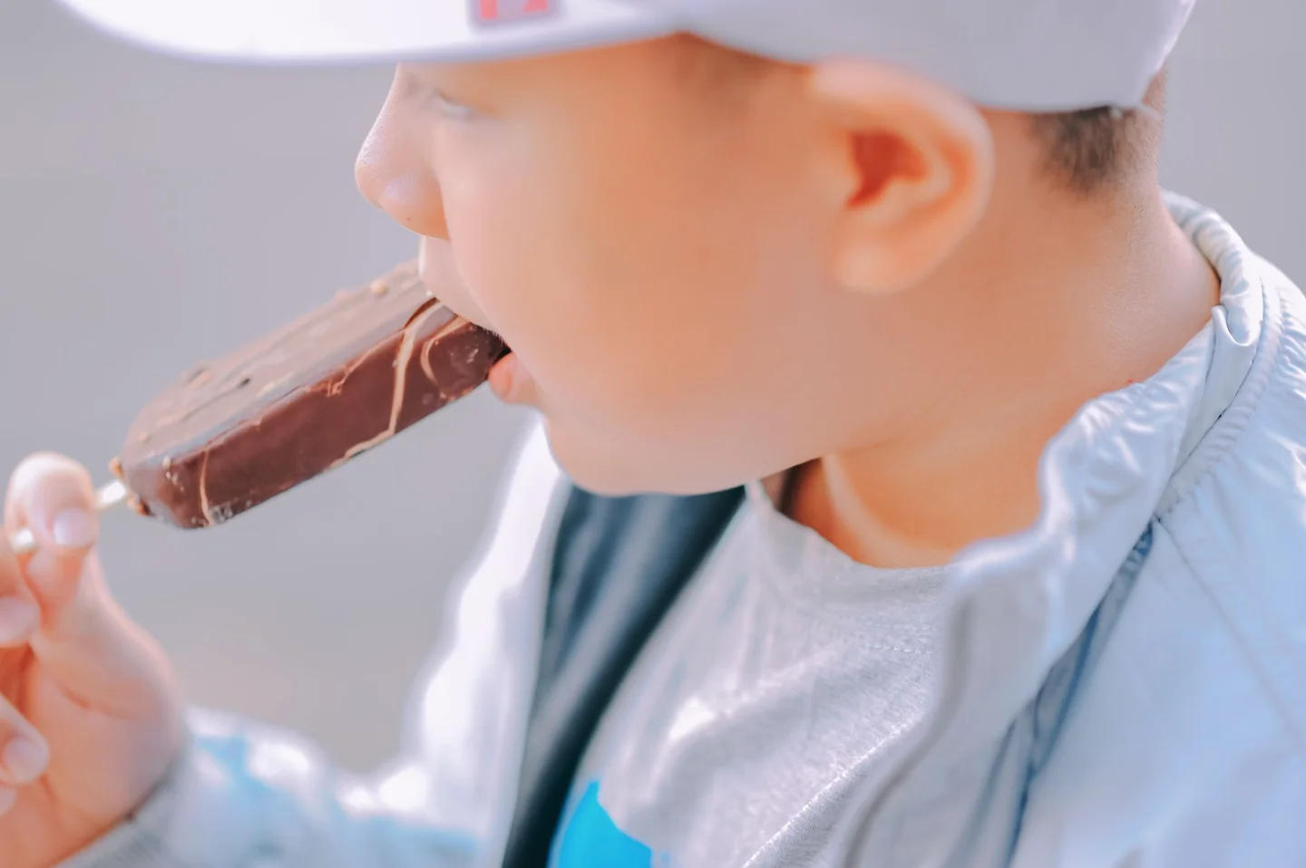 Persona comiendo helado para ilustrar por qué algunos helados dan dolor de cabeza