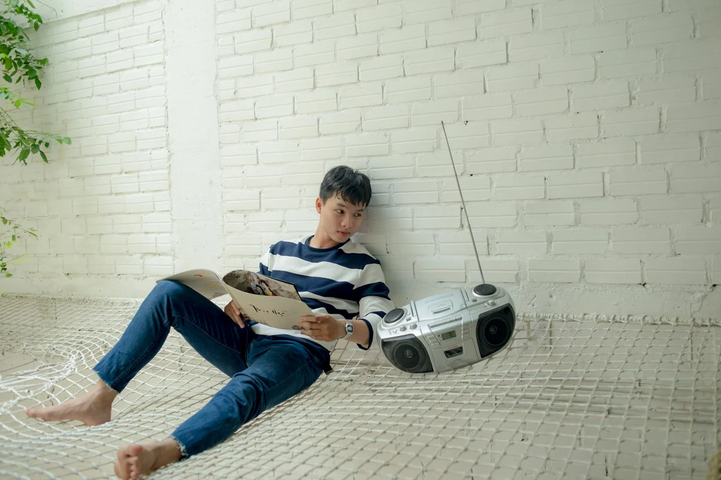 Persona escuchando la radio en una noche de verano, ilustrando cómo cambió la radio las noches de verano antes de internet
