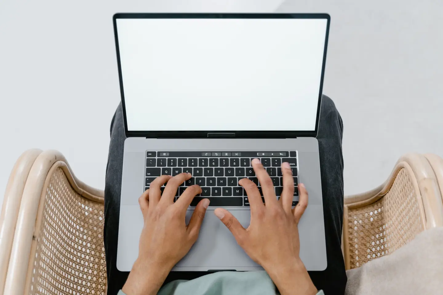Persona usando un portátil para ilustrar qué es un navegador con agentes de IA en un entorno de trabajo digital