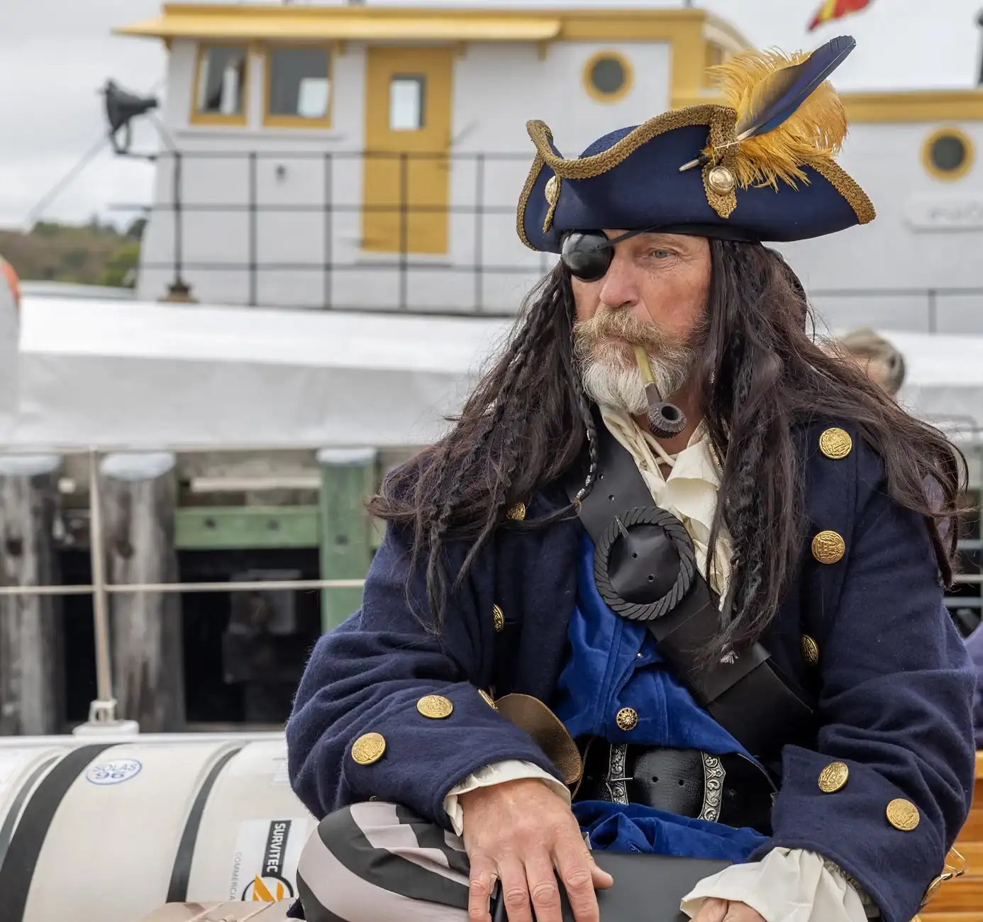 Imagen ilustrativa sobre por qué los piratas llevaban parche en el ojo, mostrando un parche clásico de pirata sobre un fondo oscuro.