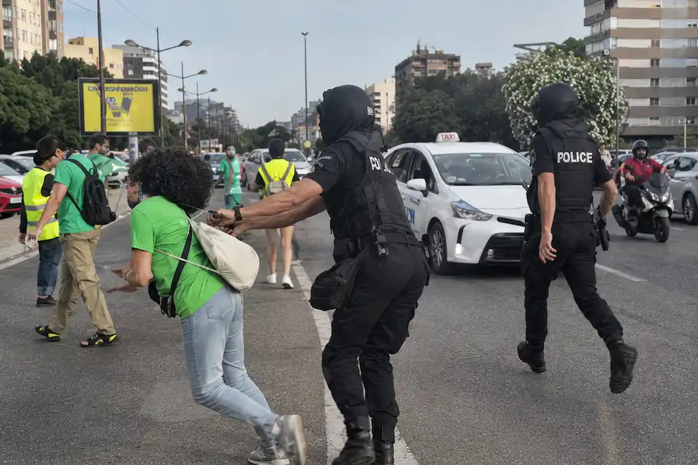 policía golpea docente València