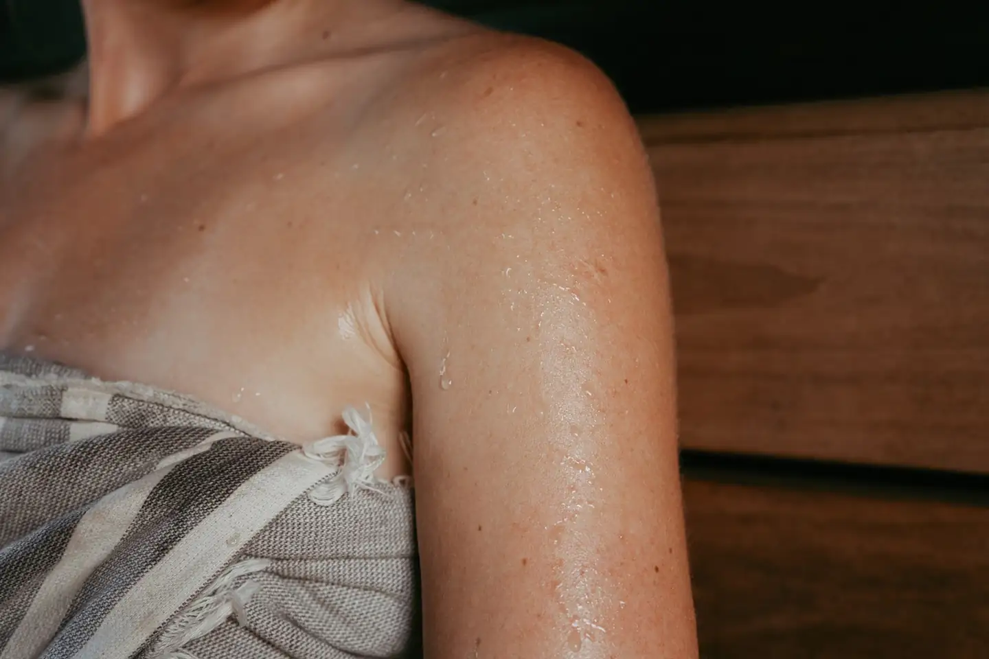 Embarazo durante una ola de calor con una mujer embarazada sudando y buscando alivio del calor en casa