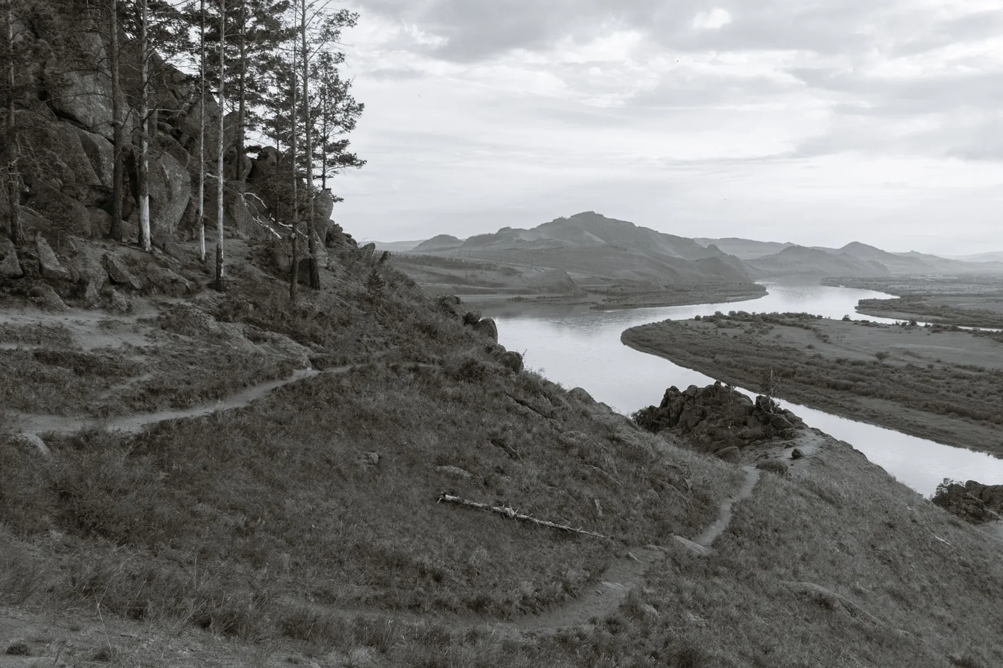 Imagen de una ruta junto al río para ilustrar por qué las rutas de agua triunfan en verano en un artículo sobre senderismo refrescante y turismo de interior.