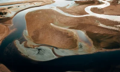 Vista aérea de la desembocadura de un río, útil para ilustrar por qué el mar no se desborda aunque lleguen los ríos.