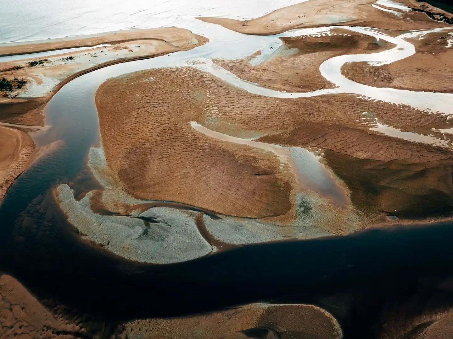 Vista aérea de la desembocadura de un río, útil para ilustrar por qué el mar no se desborda aunque lleguen los ríos.