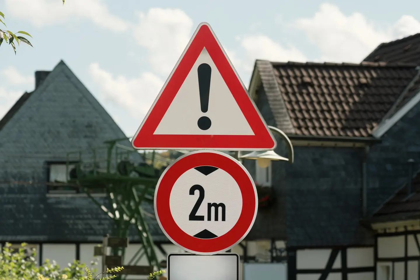 Señal de carretera en primer plano para ilustrar por qué las carreteras españolas se llaman A AP y N.