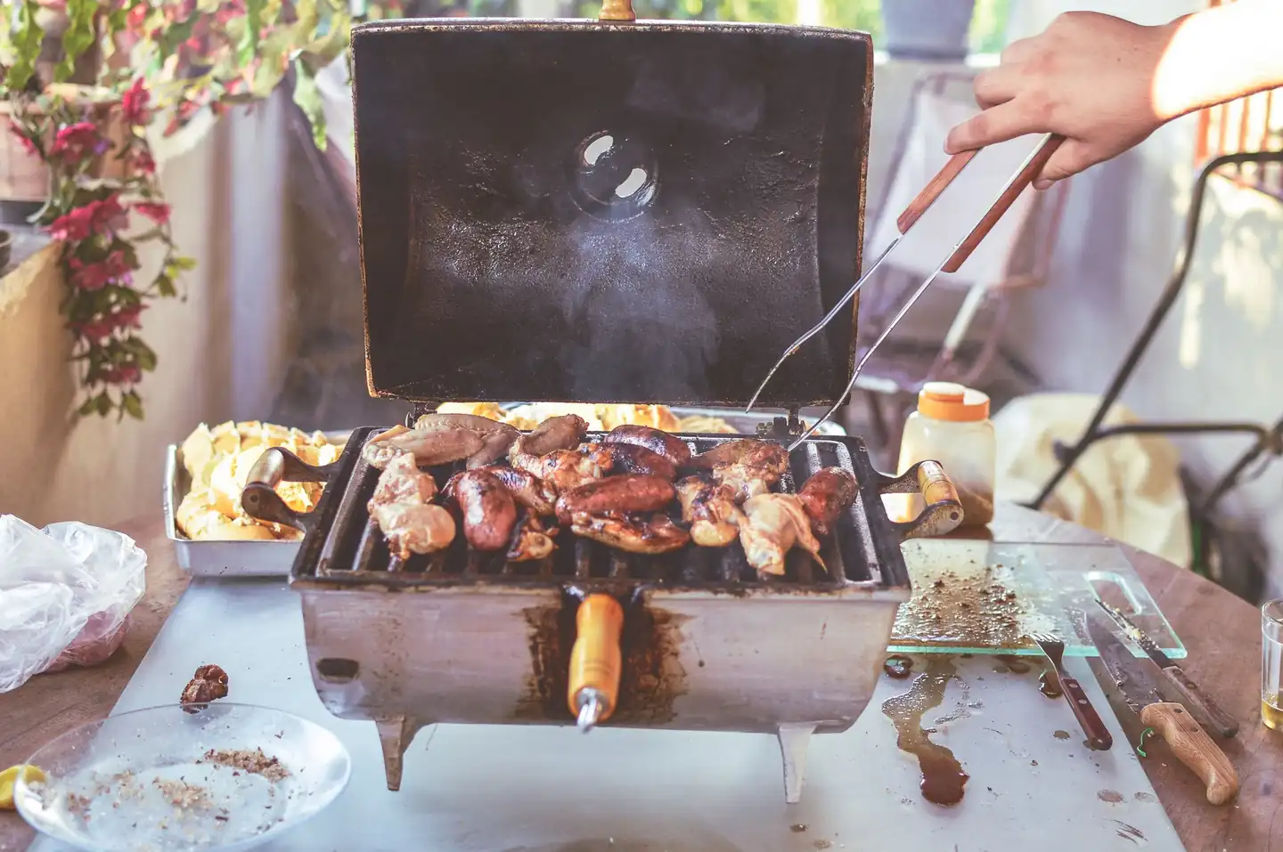 barbacoa en terraza normativa en España en una terraza urbana con una parrilla al aire libre