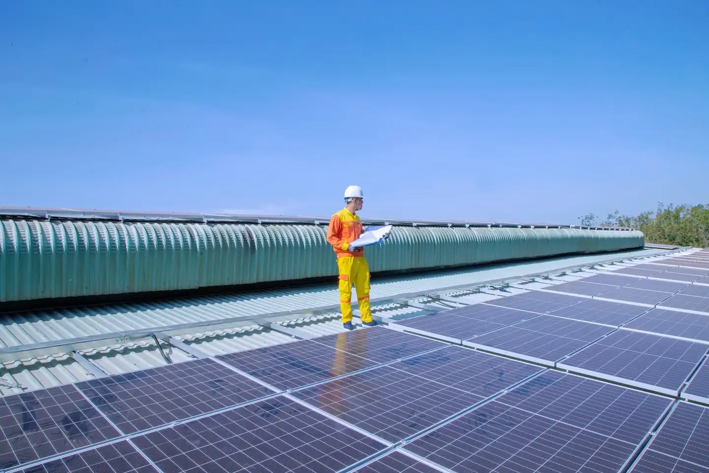 Inspección técnica de una piscina desmontable en terraza peso y permisos para comprobar la viabilidad estructural antes de instalarla.