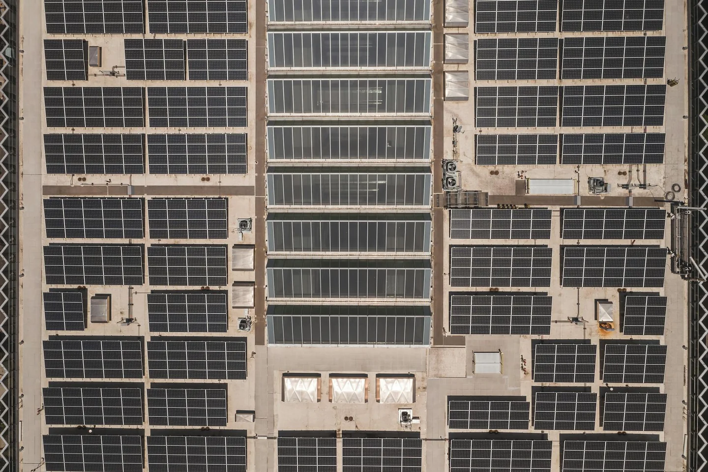 Placas de cómo afectan las placas solares al calor urbano instaladas sobre un tejado urbano con cielo despejado.