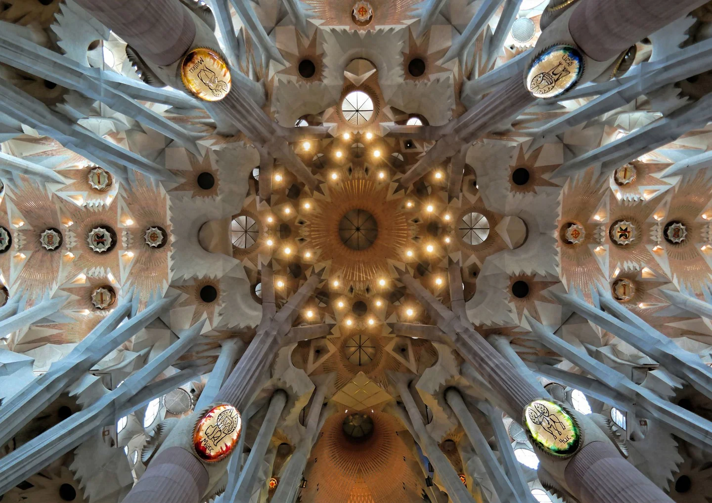 Interior de la cripta de la Sagrada Familia relacionado con por qué Gaudí está enterrado en la Sagrada Familia