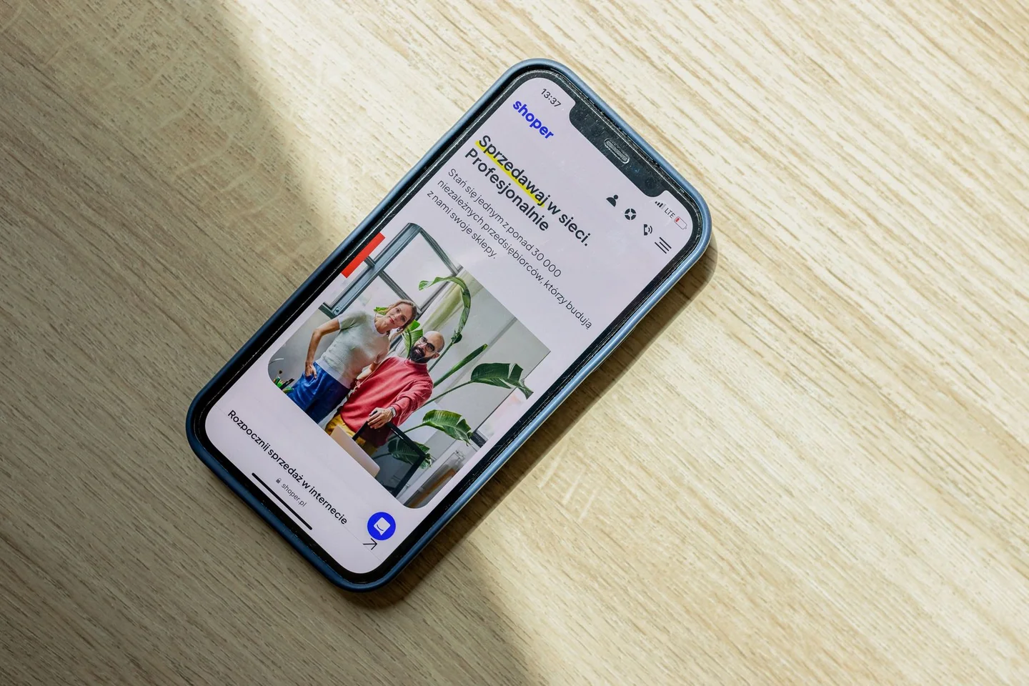 Persona consultando una app de compras para entender cuándo empiezan las rebajas de verano 2026 en tiendas y online.