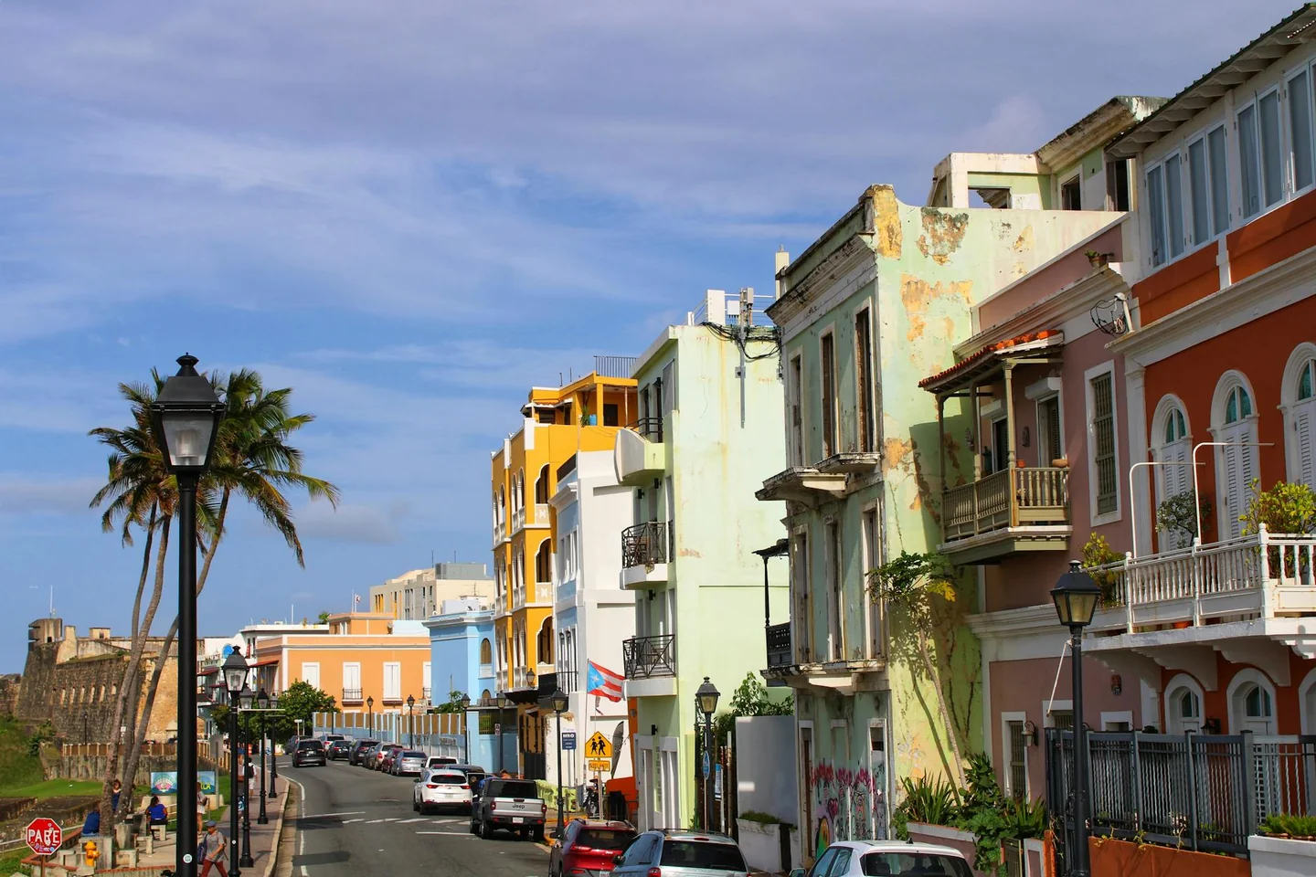 Vista de una calle adoquinada en el Viejo San Juan, ideal para ilustrar dónde ir en San Juan si no quieres fiesta masiva y prefieres caminar con calma.