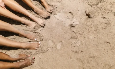 pies con arena en la playa para ilustrar por qué la arena se pega a la piel
