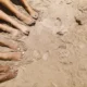 pies con arena en la playa para ilustrar por qué la arena se pega a la piel