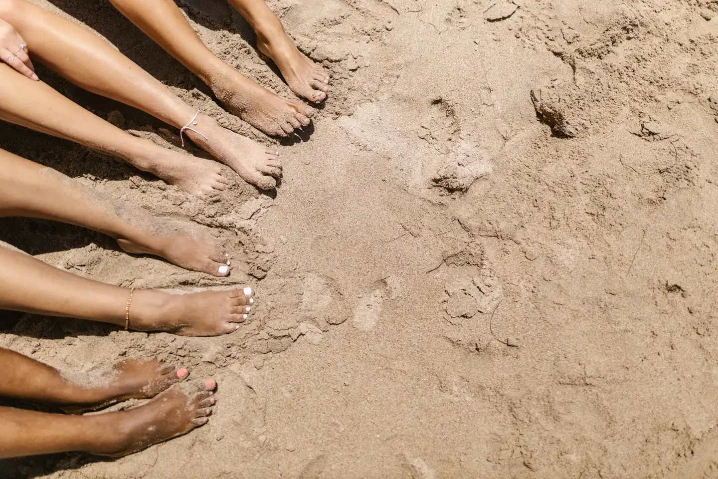 pies con arena en la playa para ilustrar por qué la arena se pega a la piel