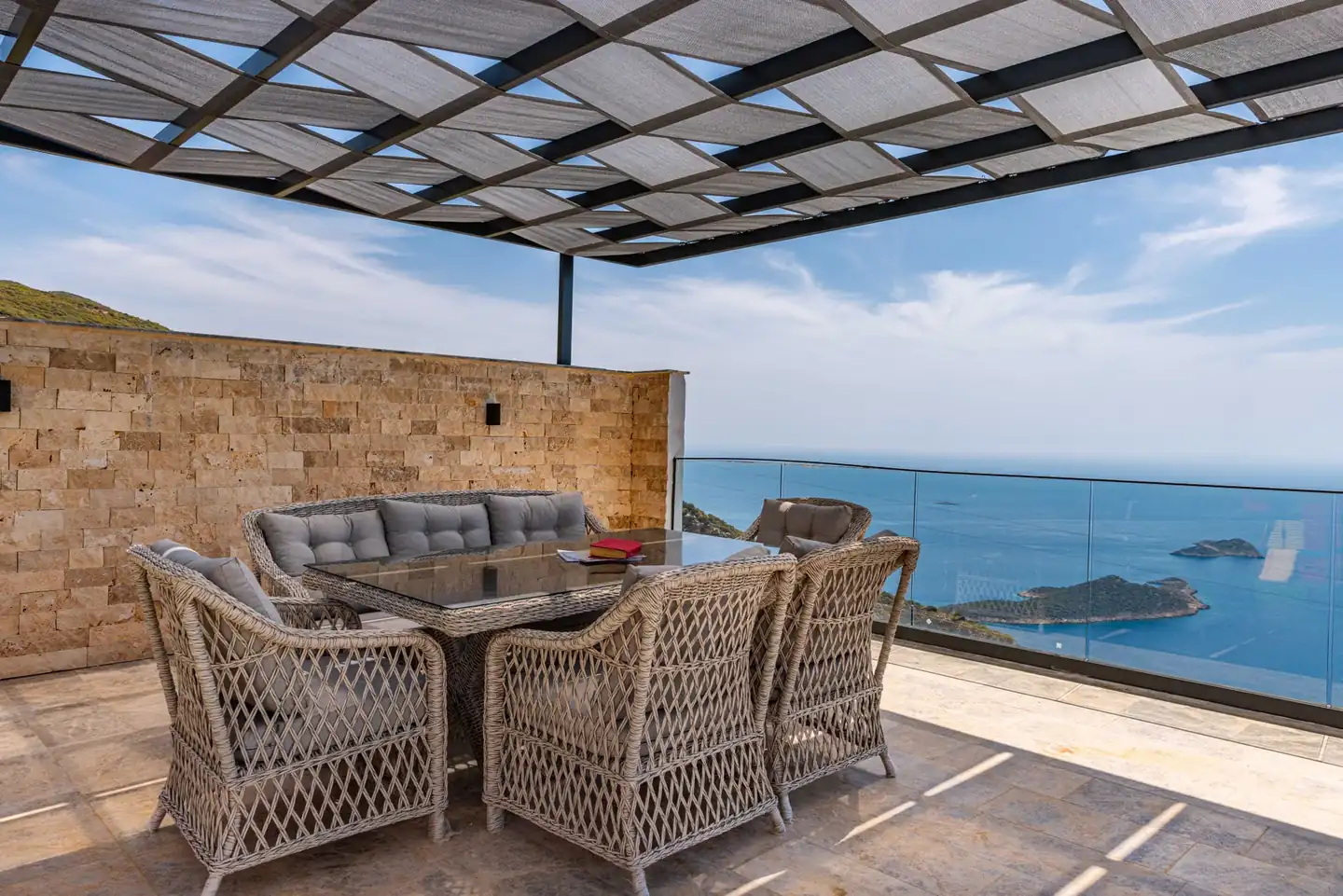 Toldo vela o pérgola para el calor en una terraza sombreada con estructura de cobertura exterior