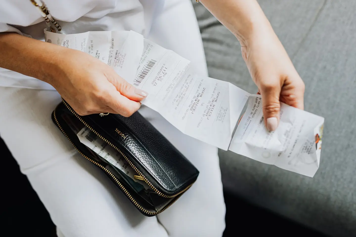 Persona revisando un ticket de compra relacionado con el derecho a devolver compras en rebajas