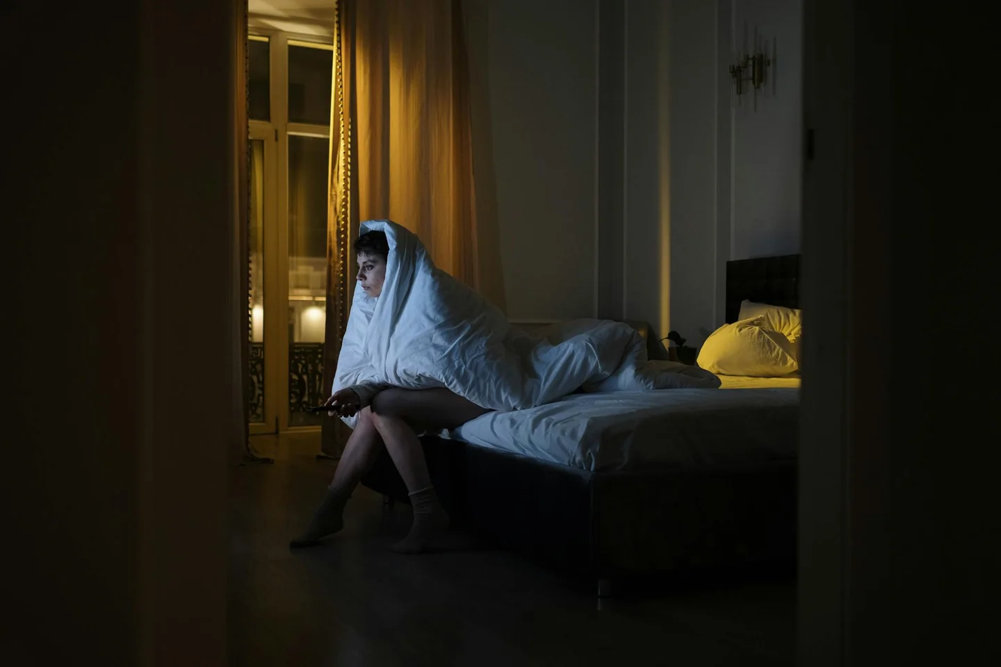 Dormir mal en un dormitorio caluroso ilustra por qué duermes peor cuando hace calor.