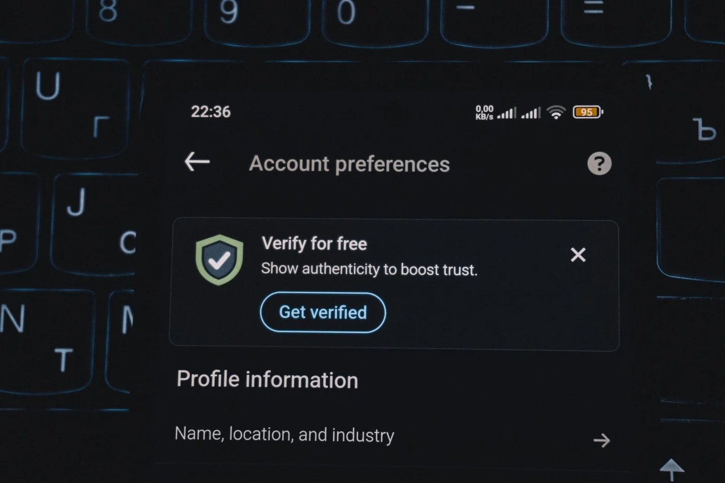 Pantalla de ajustes en smartphone relacionada con como borrar las cuentas de gmail y retirar una cuenta del teléfono sin borrarla