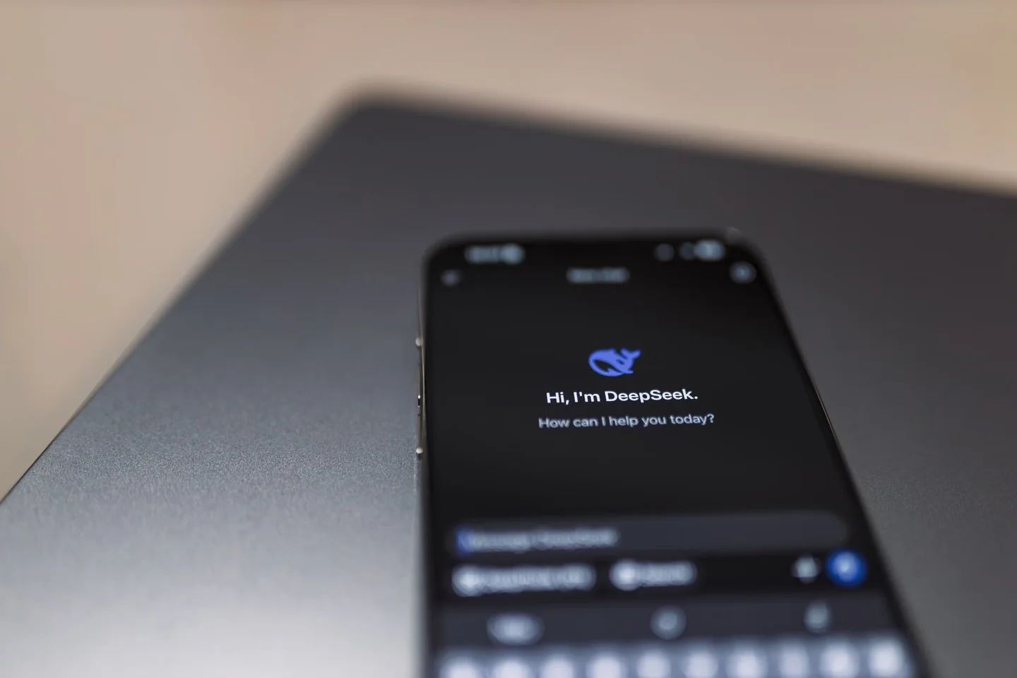 Imagen sobre qué es la IA agéntica en el móvil mostrando una interfaz de inteligencia artificial en un smartphone