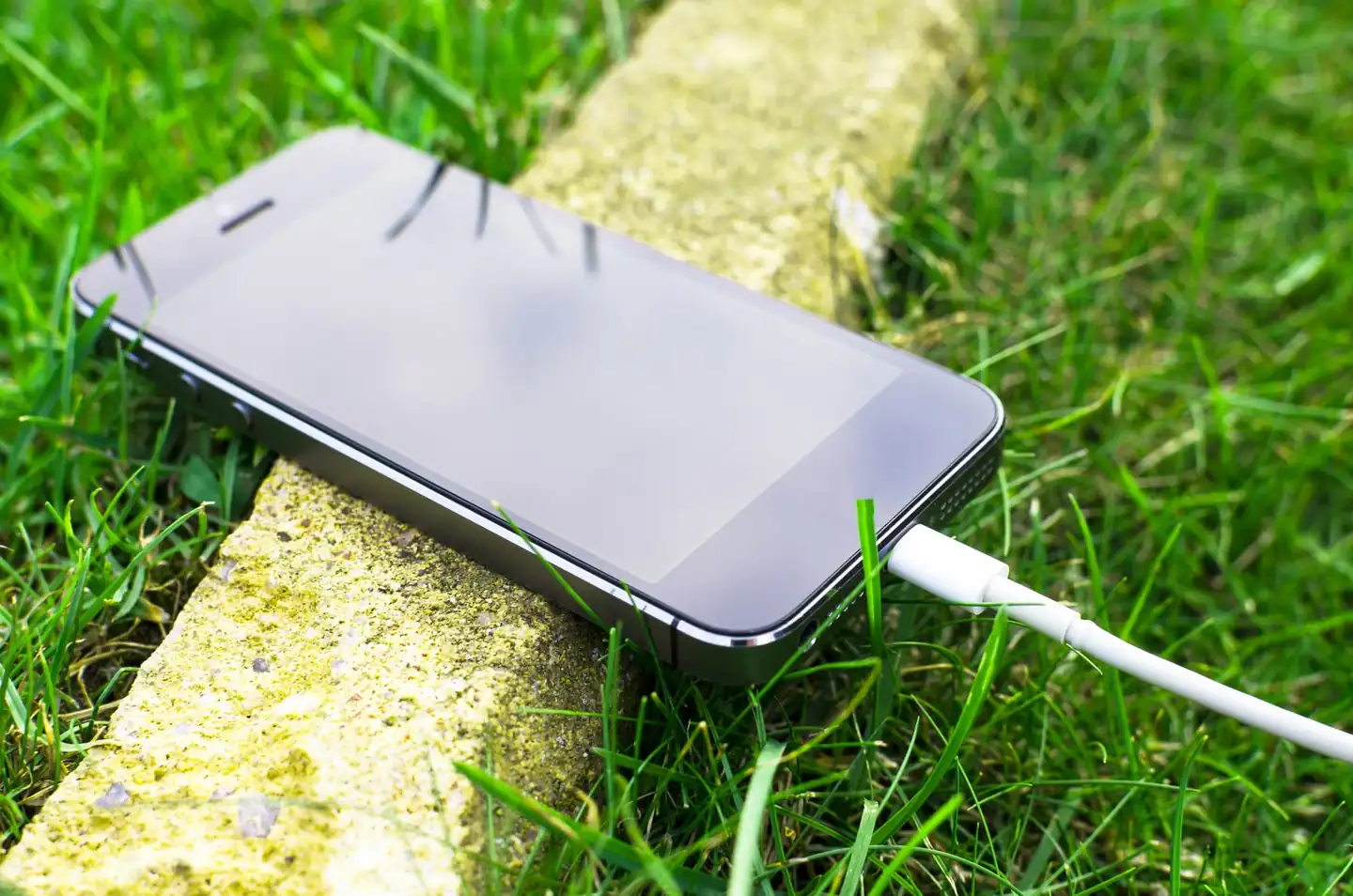 Pantalla de smartphone con alerta de batería baja para ilustrar cómo iOS 27 beta consume mucha batería