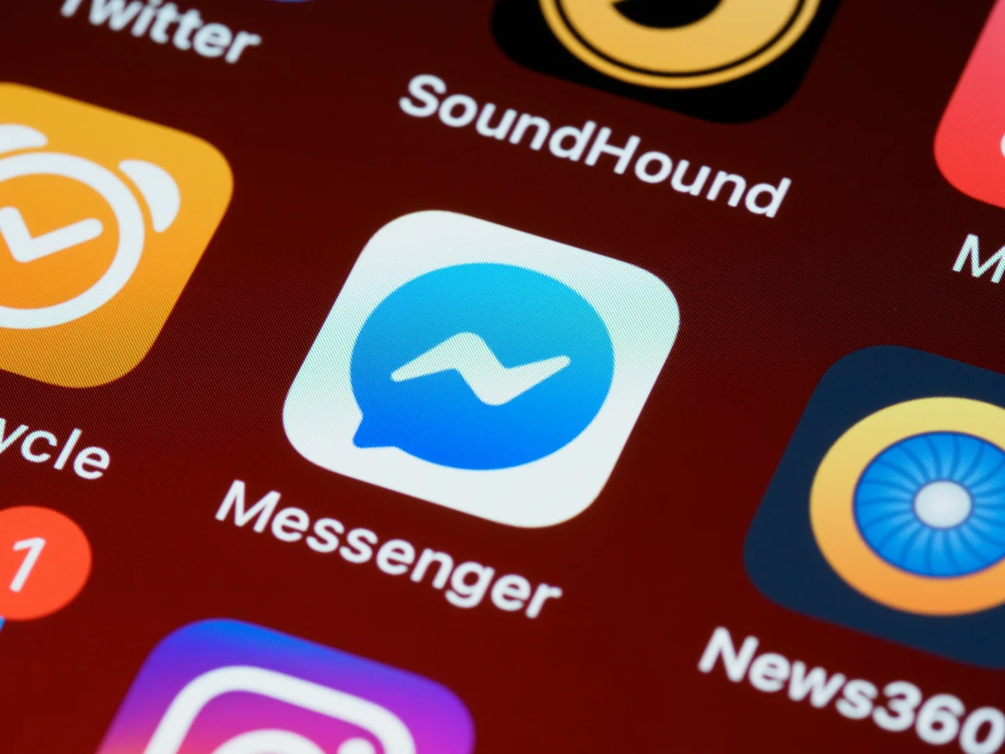 Captura conceptual de smartphone con chat app para ilustrar por qué Meta AI aparece en los grupos de WhatsApp