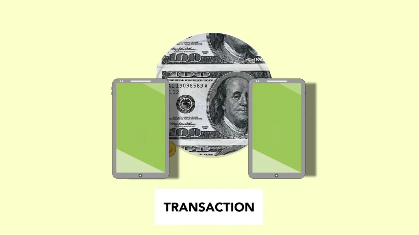 Persona usando el móvil para hacer un pago: una imagen adecuada para explicar por qué WhatsApp y Bizum juntos son un riesgo.