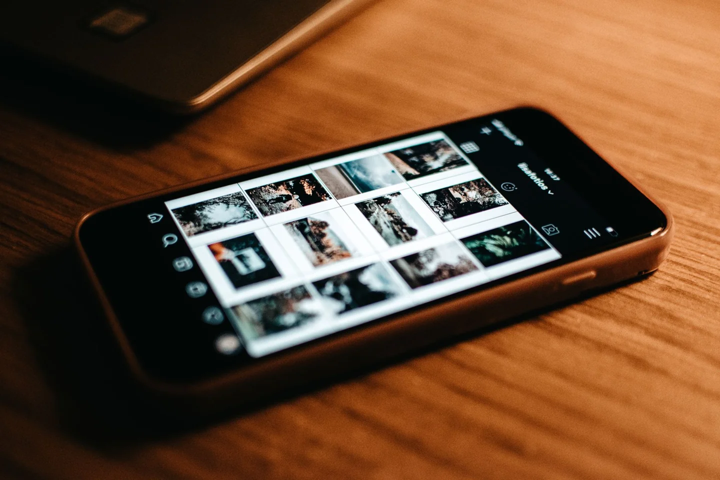 Captura de un smartphone con una galería de imágenes relacionada con por qué las fotos con IA confunden a Google Fotos