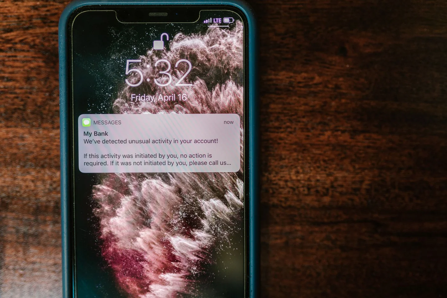Pantalla de smartphone con alerta de seguridad, ideal para ilustrar por qué Android usa IA para detectar estafas en tiempo real.