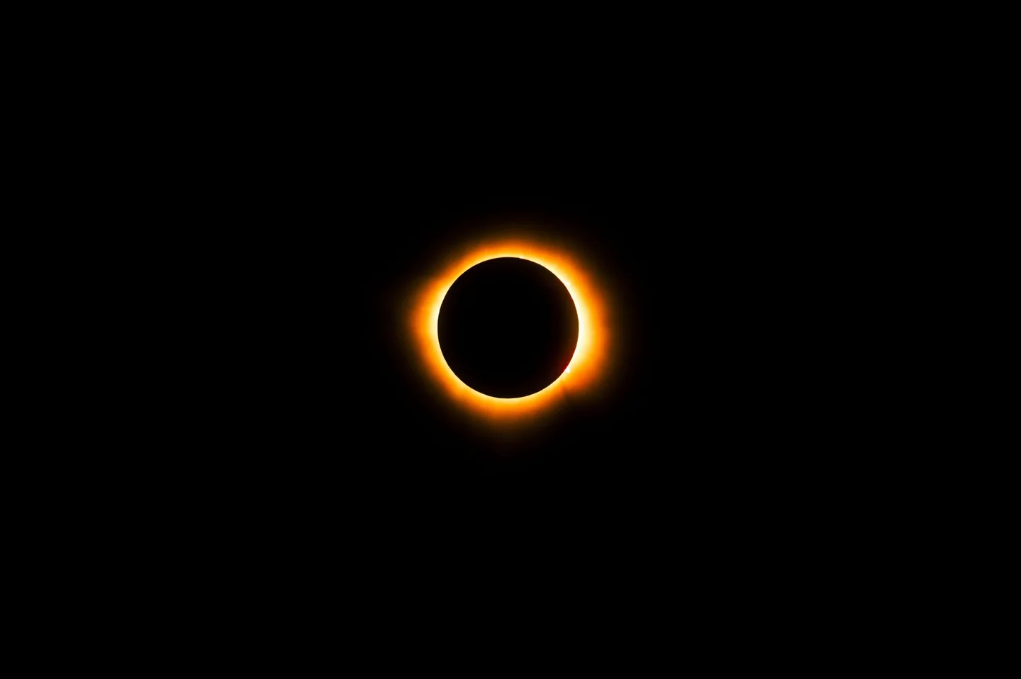 qué pasa si miras el sol durante un eclipse con gafas especiales de observación
