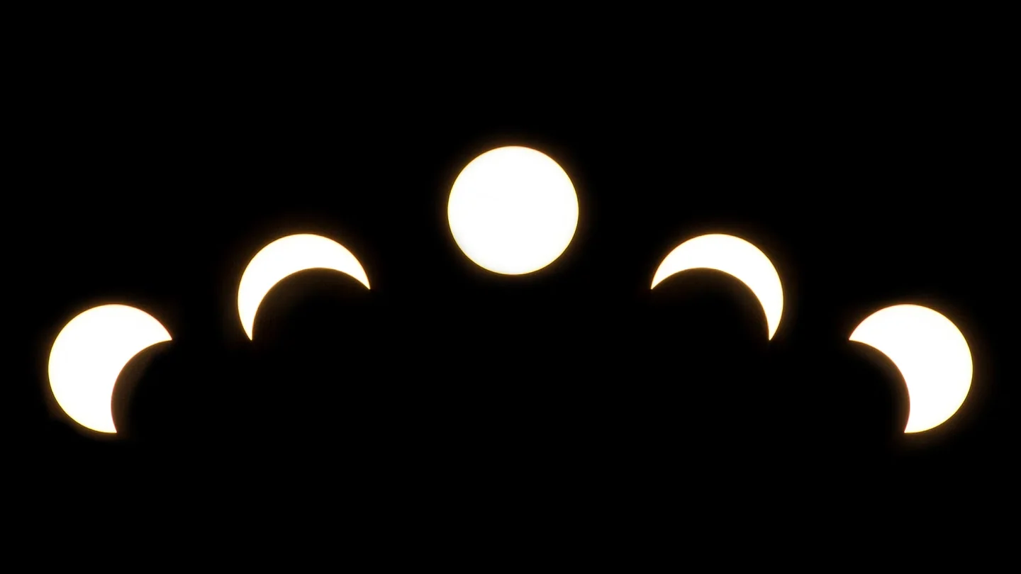 Gafas de eclipse con norma ISO 12312-2 para gafas de eclipse usadas para observar un eclipse solar con seguridad.