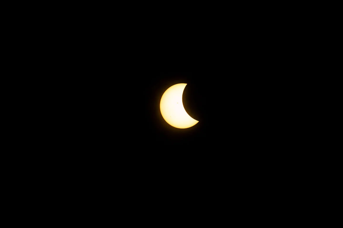 Imagen para explicar por qué el sol se verá tan bajo durante el eclipse, con el Sol muy cerca del horizonte durante un eclipse total.