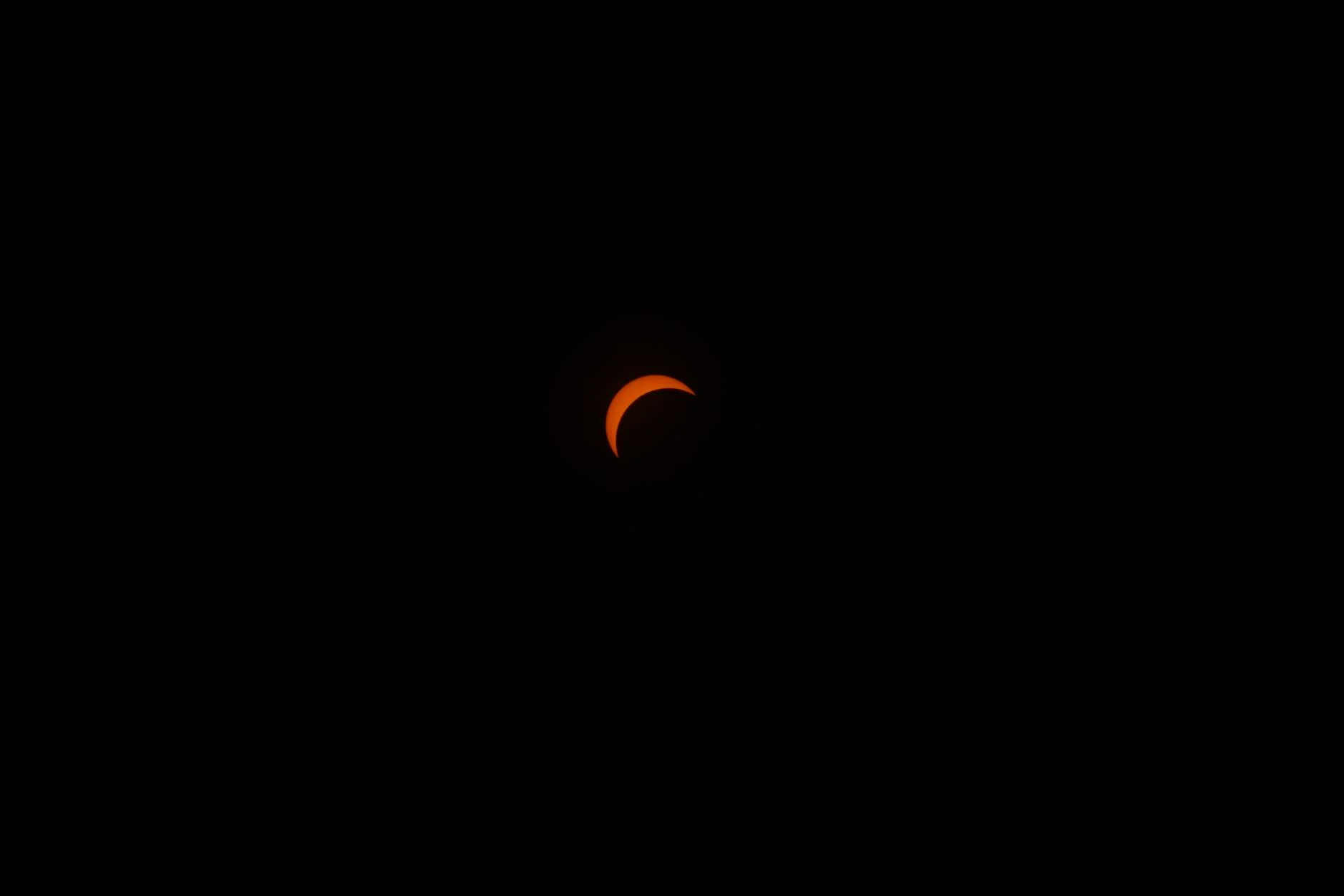 Silueta observando un eclipse relacionada con por qué veremos un eclipse total de sol en España