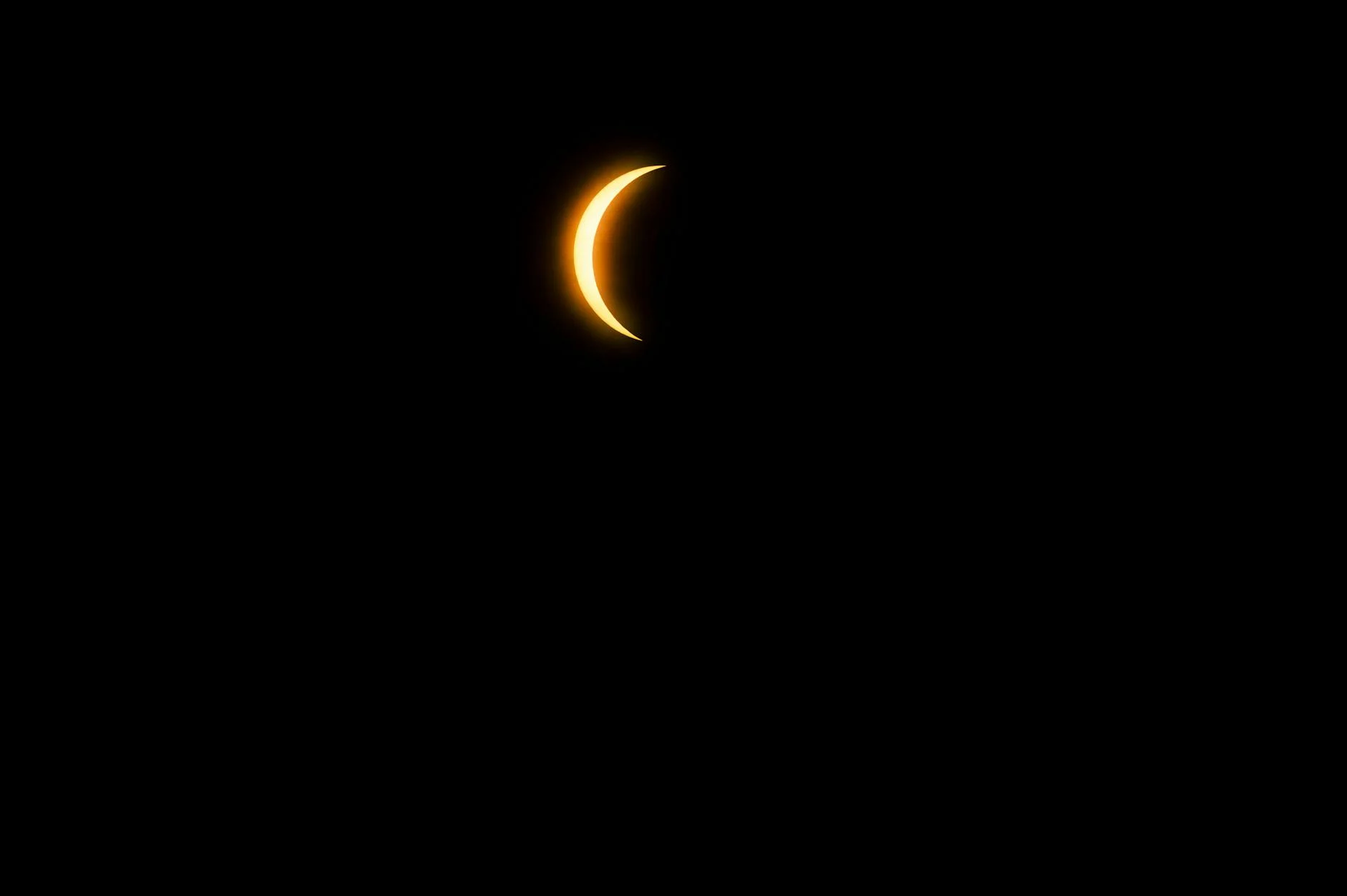 Imagen de un eclipse solar en silueta para ilustrar por qué la luna puede tapar el sol.