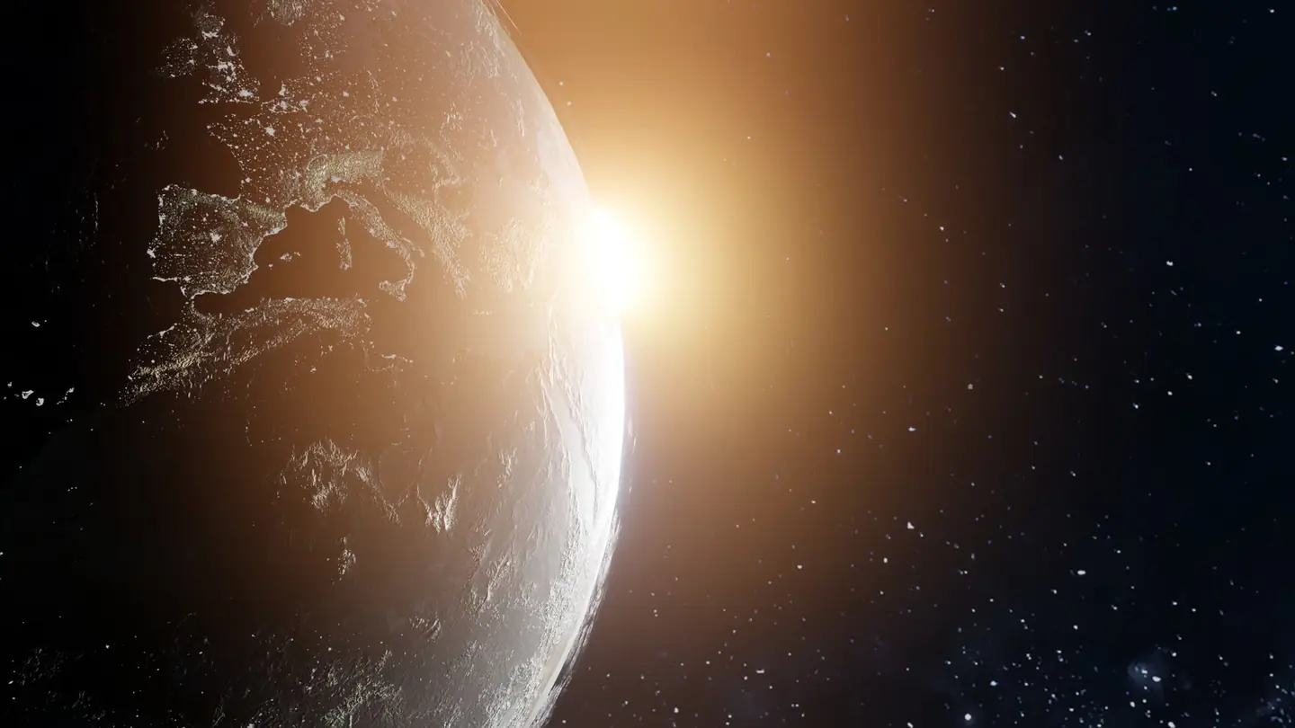 Imagen de un satélite observando una llamarada solar para explicar cómo se predice el tiempo espacial.
