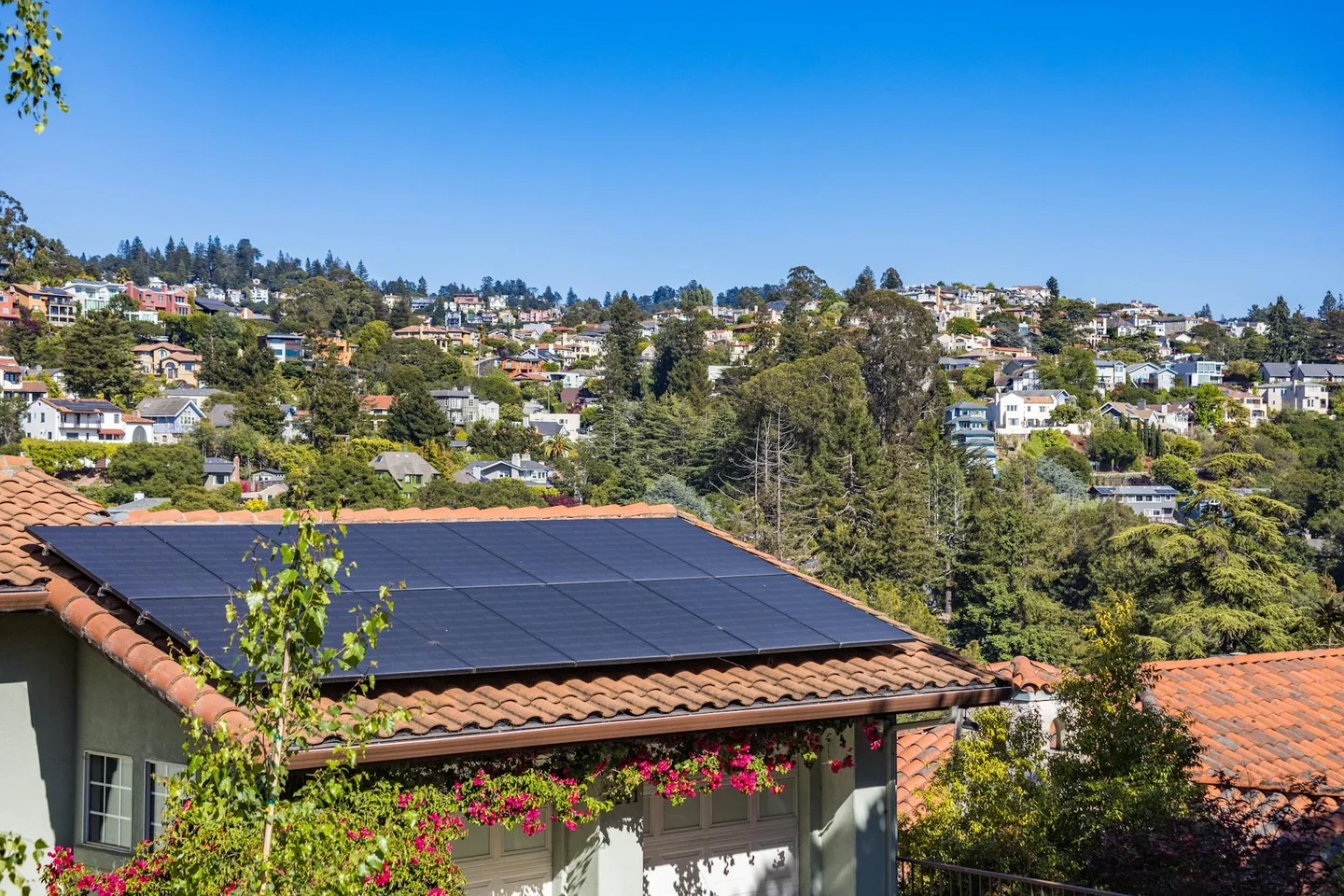 Vista de solar panels roof para ilustrar cuánto cuesta poner placas solares para usar el aire en una vivienda.