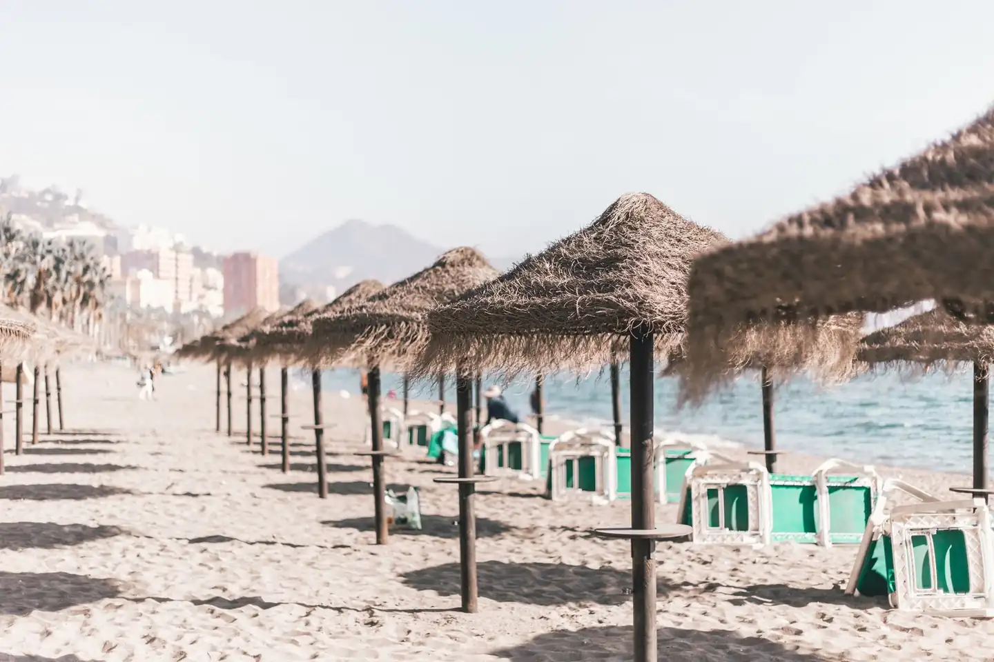 Vista de un resort de playa relacionado con cómo empezó el turismo de playa en España