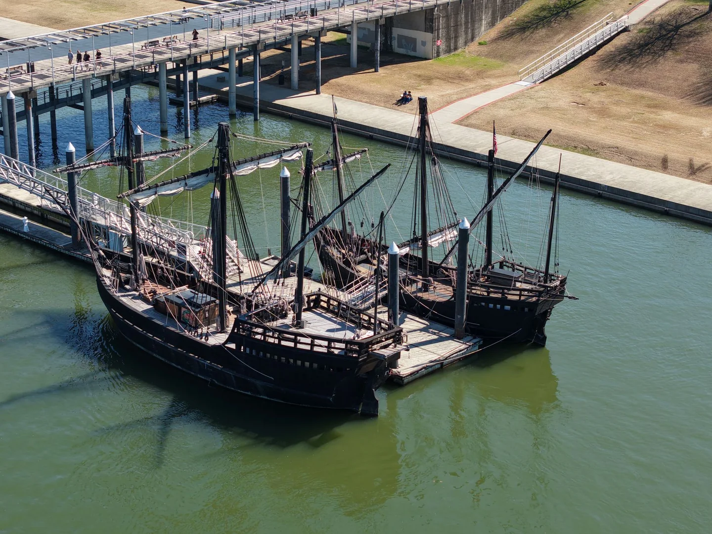 Imagen de barcos coloniales españoles para ilustrar qué papel tuvo España en la independencia de Estados Unidos