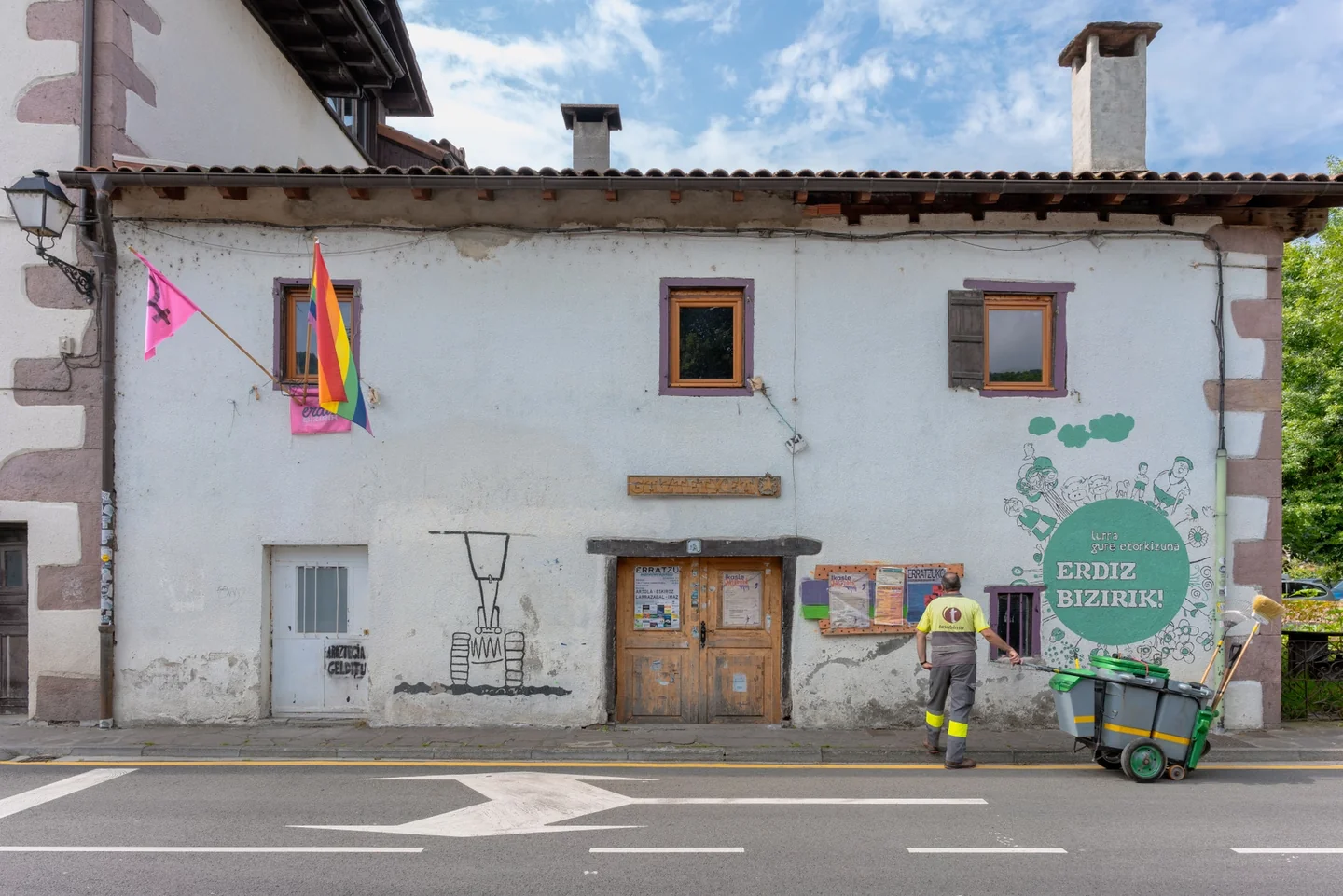Personas trabajando en una oficina moderna para ilustrar por qué España crece más que Europa pese a la inflación