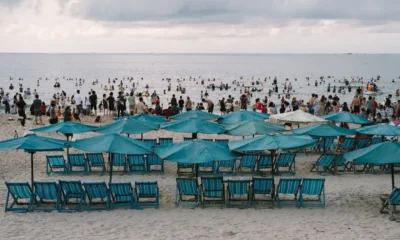 Imagen de una playa llena de turistas para ilustrar por qué agosto es el mes de vacaciones en España