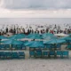 Imagen de una playa llena de turistas para ilustrar por qué agosto es el mes de vacaciones en España