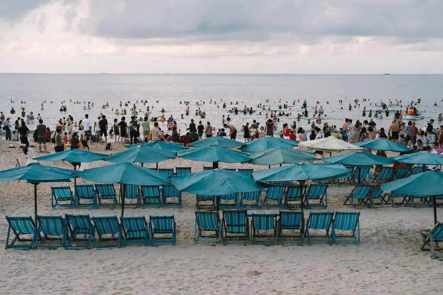 Imagen de una playa llena de turistas para ilustrar por qué agosto es el mes de vacaciones en España