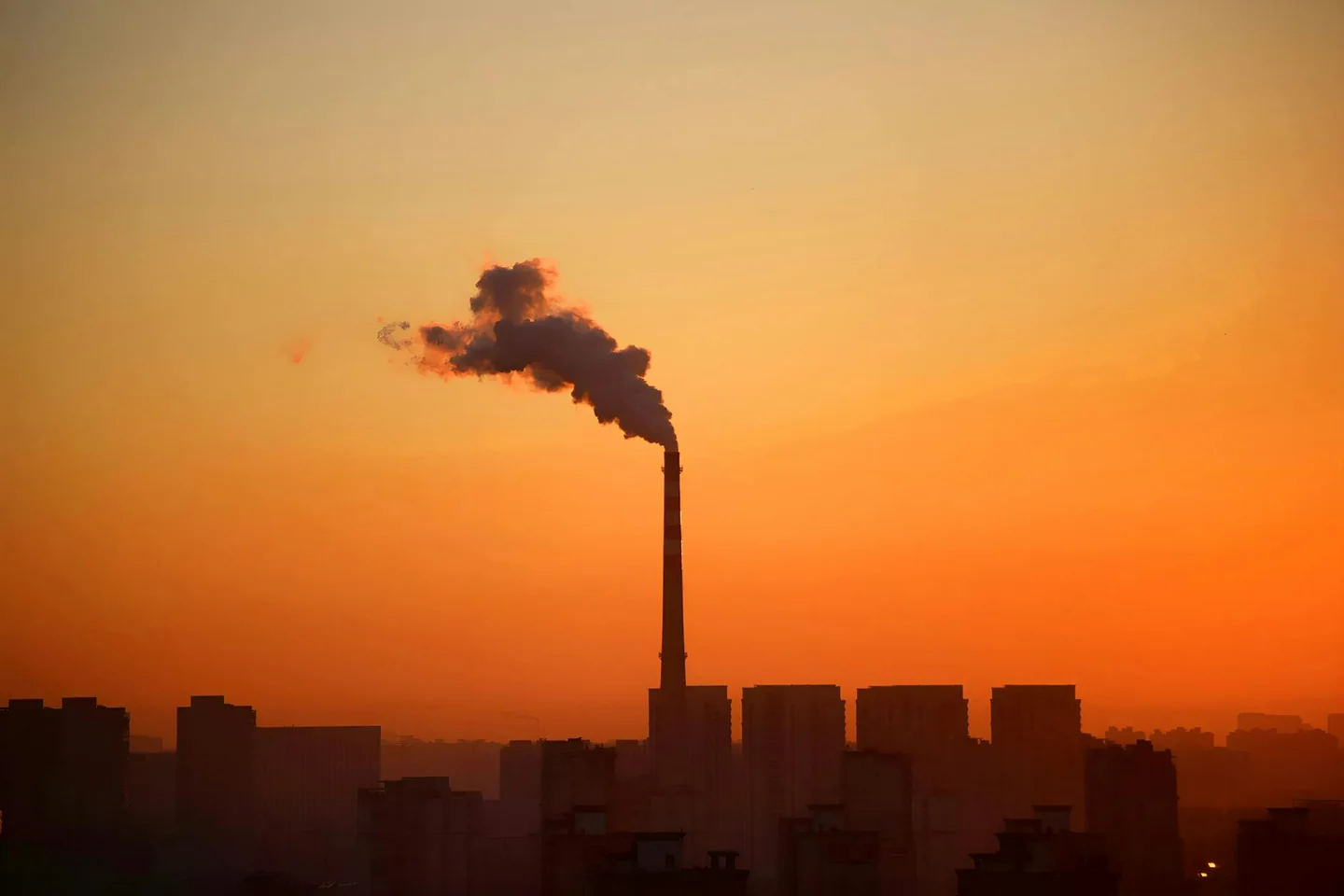 Imagen de ciudad en verano con smog, útil para ilustrar por qué hay más ozono malo en verano y qué respiras sin verlo